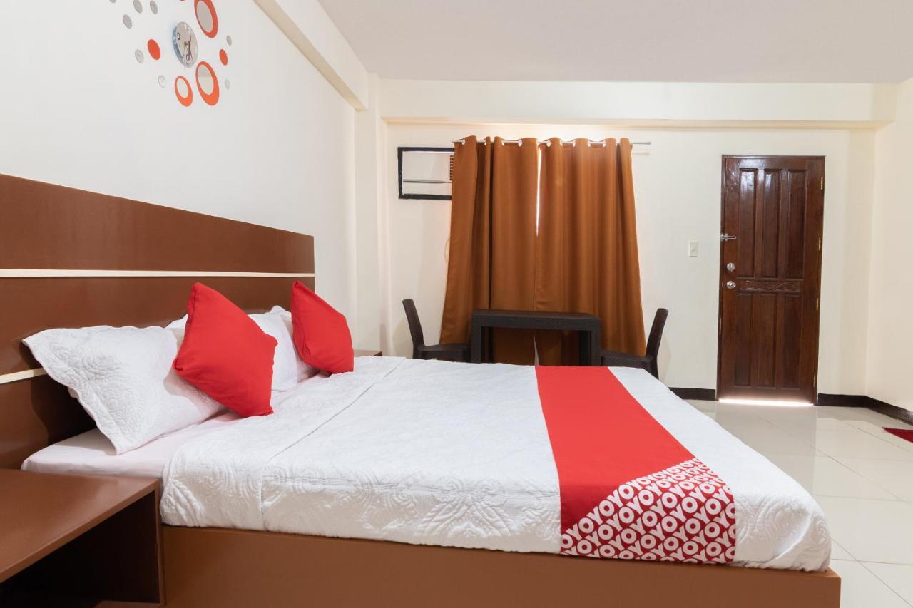 Vaccinated Staff - OYO 578 Red Velvet Suites Manila Exterior foto