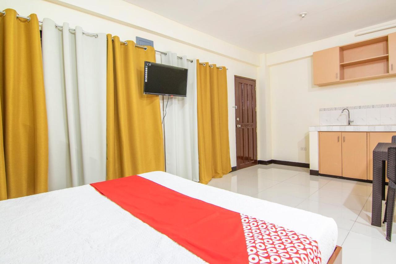 Vaccinated Staff - OYO 578 Red Velvet Suites Manila Exterior foto