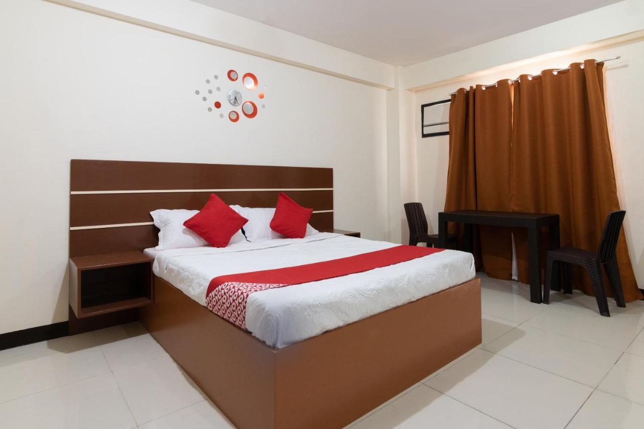 Vaccinated Staff - OYO 578 Red Velvet Suites Manila Exterior foto