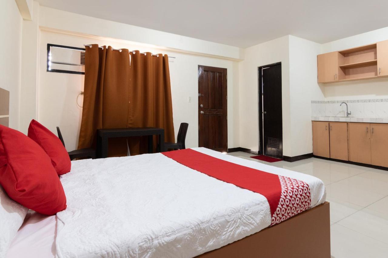 Vaccinated Staff - OYO 578 Red Velvet Suites Manila Exterior foto