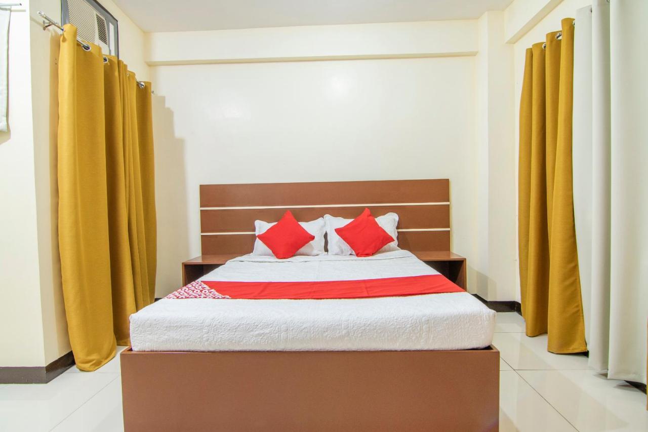 Vaccinated Staff - OYO 578 Red Velvet Suites Manila Exterior foto