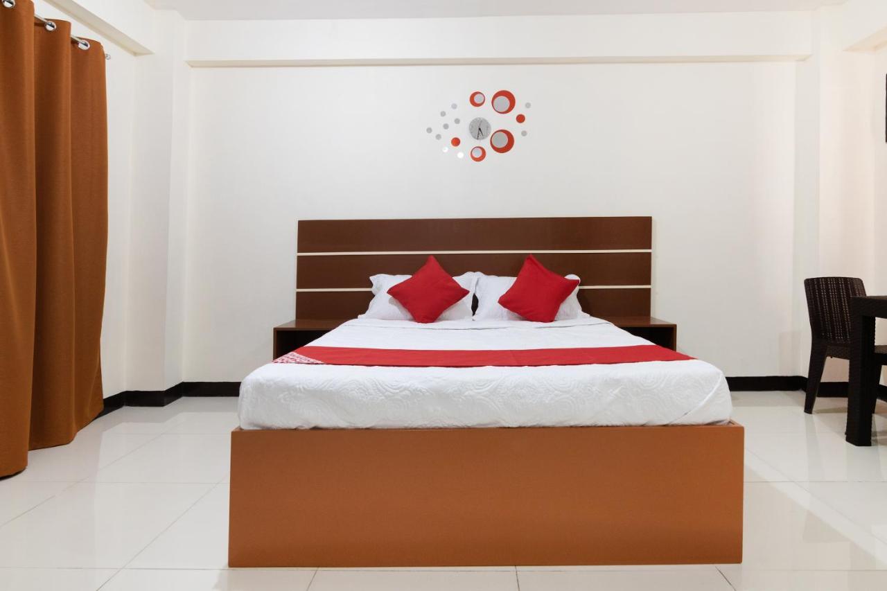 Vaccinated Staff - OYO 578 Red Velvet Suites Manila Exterior foto