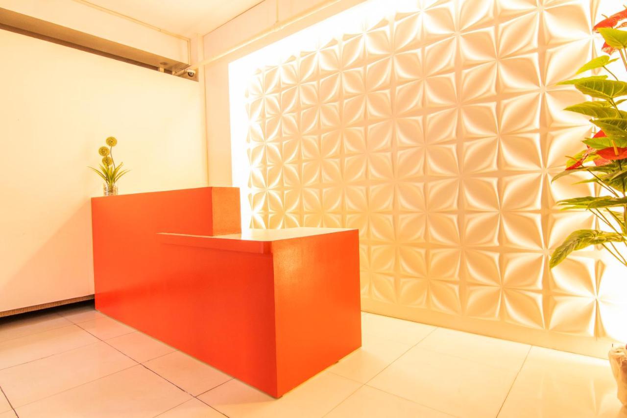 Vaccinated Staff - OYO 578 Red Velvet Suites Manila Exterior foto