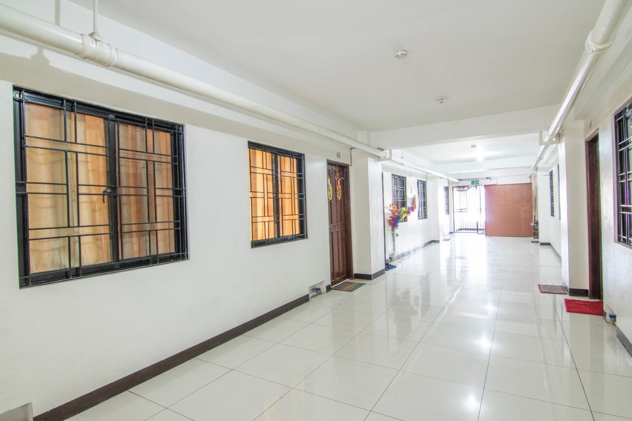 Vaccinated Staff - OYO 578 Red Velvet Suites Manila Exterior foto