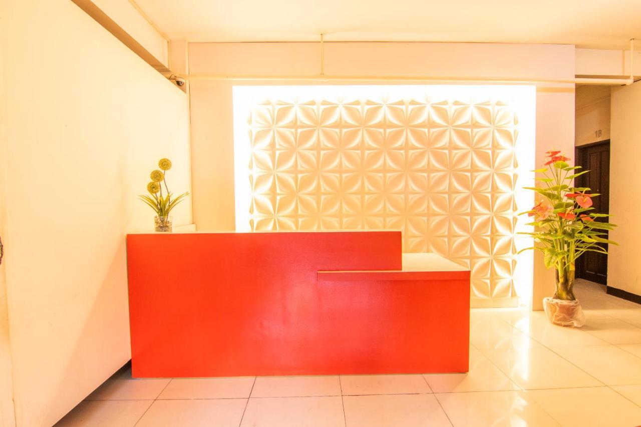 Vaccinated Staff - OYO 578 Red Velvet Suites Manila Exterior foto